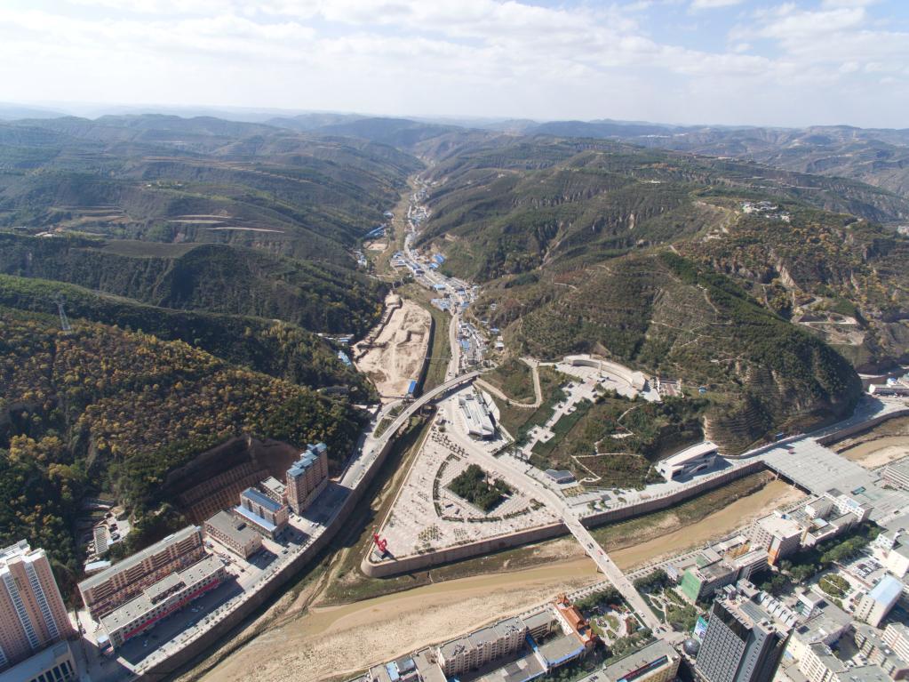 吴起县城里的胜利山.新华社记者 邵瑞 摄