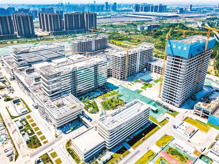 无人机视角下的西安市红会医院高铁新城院区施工现场。 (首席记者 王健 摄)