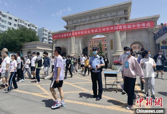 图为考生走出考场交流。 刘玉桃 摄