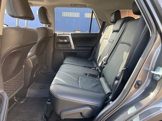 新款丰田超霸内饰整体变化不大,中控面板采用了更多的亮面设计,仪表盘