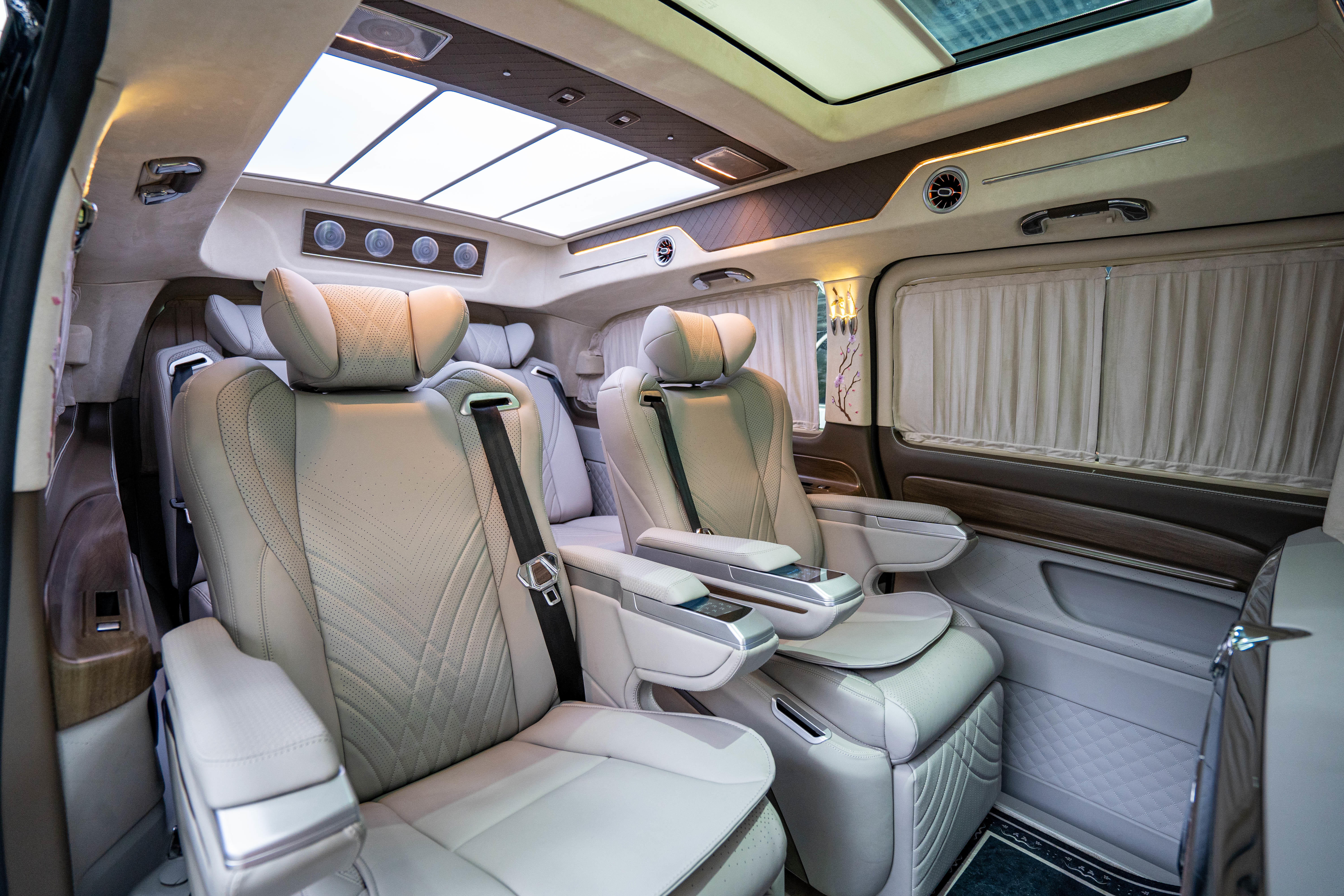 奔驰威霆全隔断典藏版,陆地头等舱,私密的舒适空间,你会选择吗