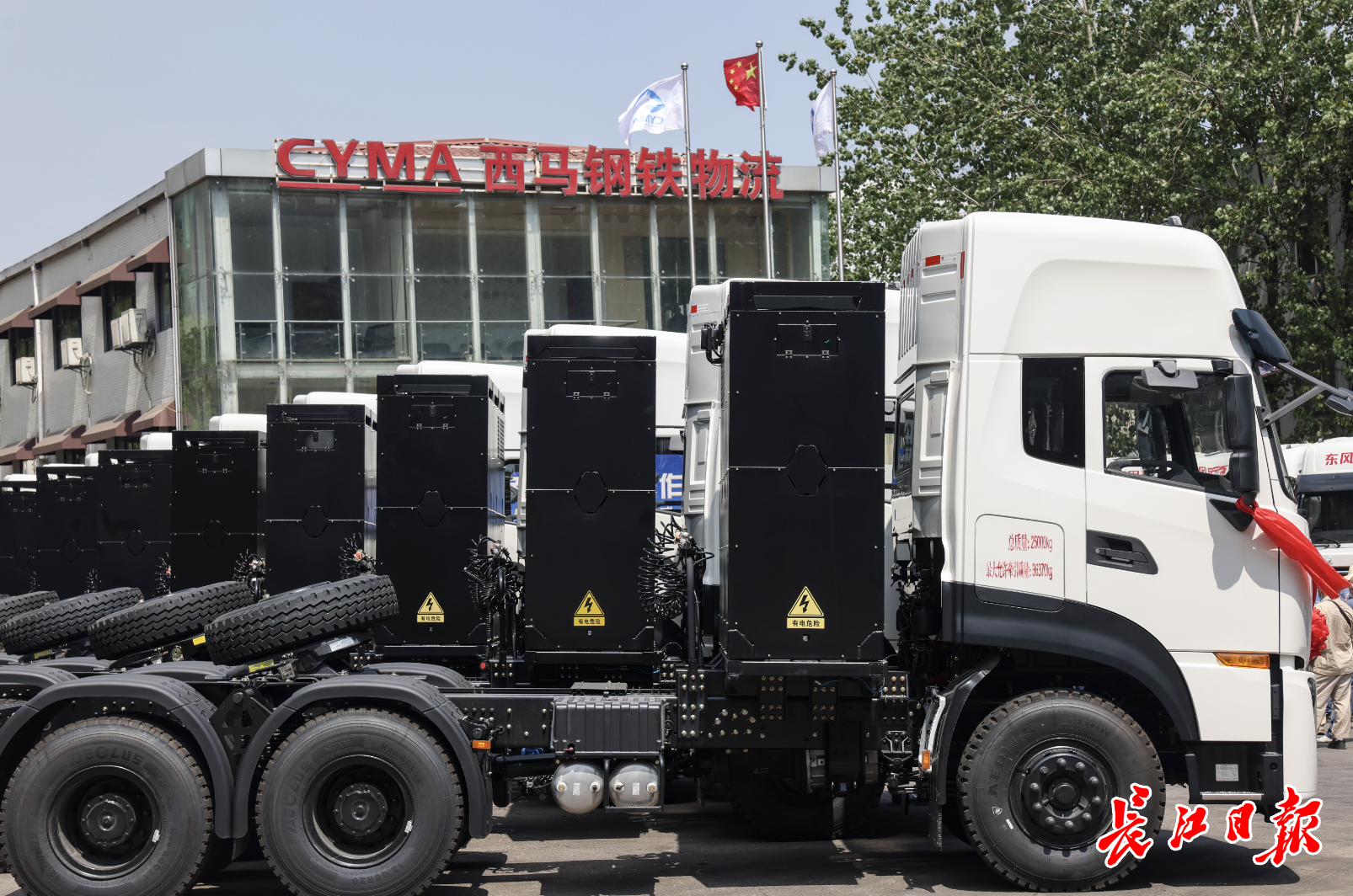 新能源重卡车。记者胡冬冬 摄