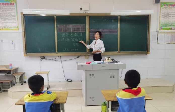 任纪兰在上课