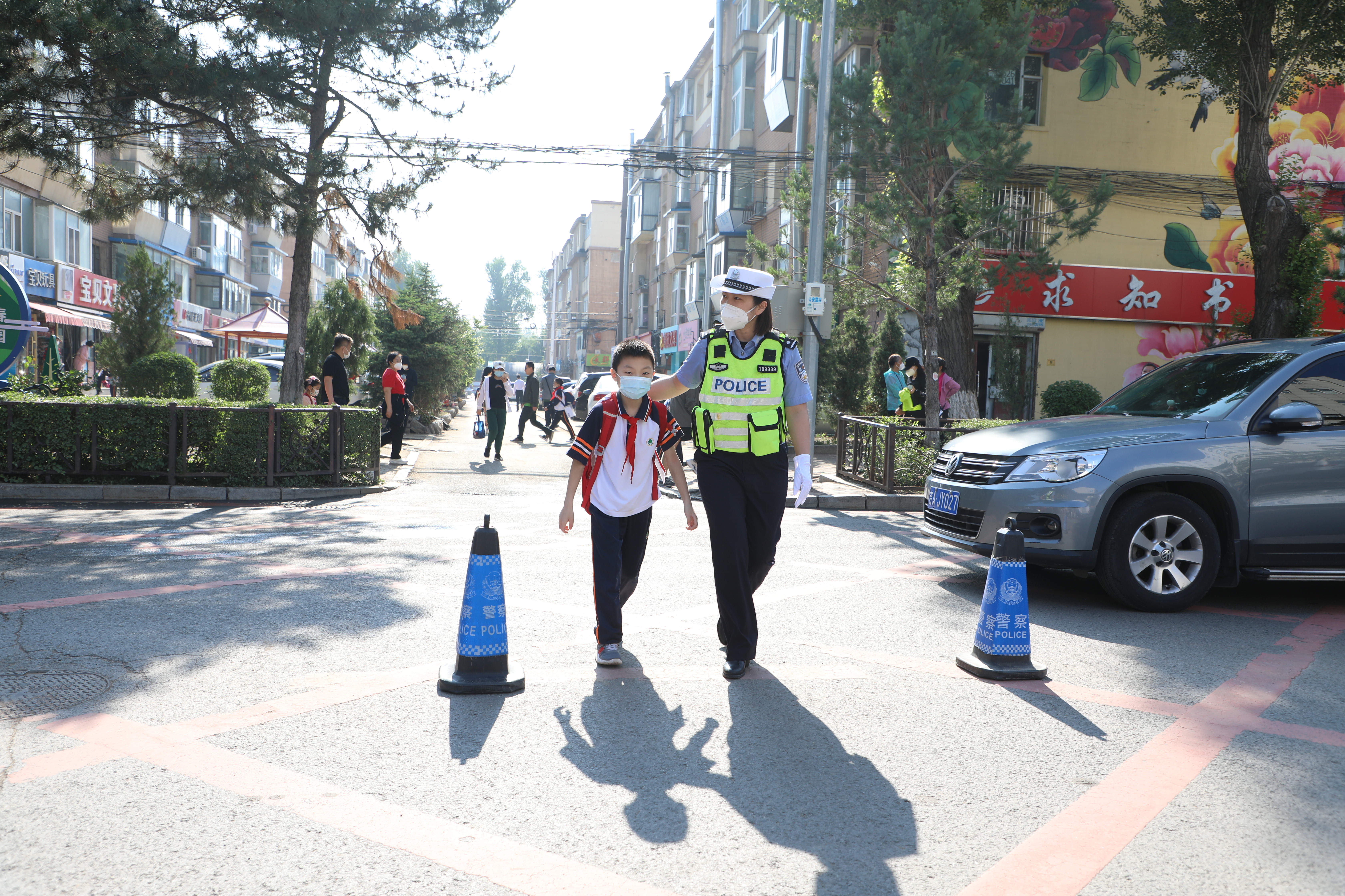 中国吉林网了解到，10日的早高峰在6点半到7点多，较开学前提前了半个小时。在孩子上学早高峰时，学校周边的车流相对较大，比如长春市第八中学、长春市第五十二中、东北师大附中等。开学第一天，交通拥堵情况较秋季开学第一天要好挺多，因为家长通过一个学期对孩子学校周边交通状况的了解，已经可以充分地把握上学出行的时间和路线。