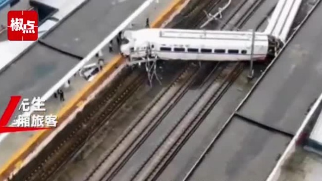 伤者回忆D2809列车脱轨：车头一度横着走 很多人从凳子上飞起来