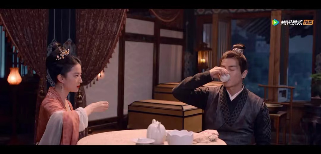 顾千帆和赵盼儿喝酒时出现温酒用的注碗，注碗中放热水，可用于温酒