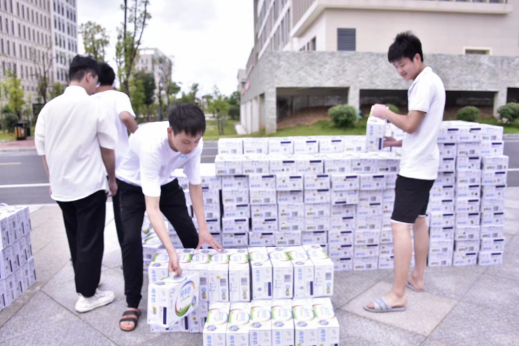 赣州职业技术学院为端午假期留校学生发放节日礼物