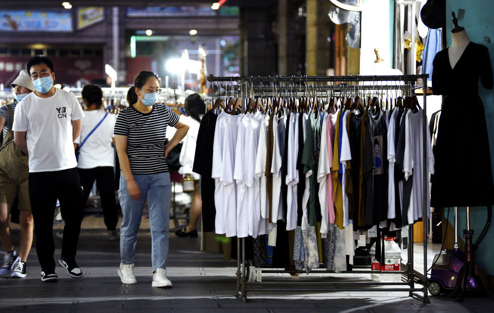 市民在西安騾馬市商業街附近的戶外攤點上購物(6月5日攝).