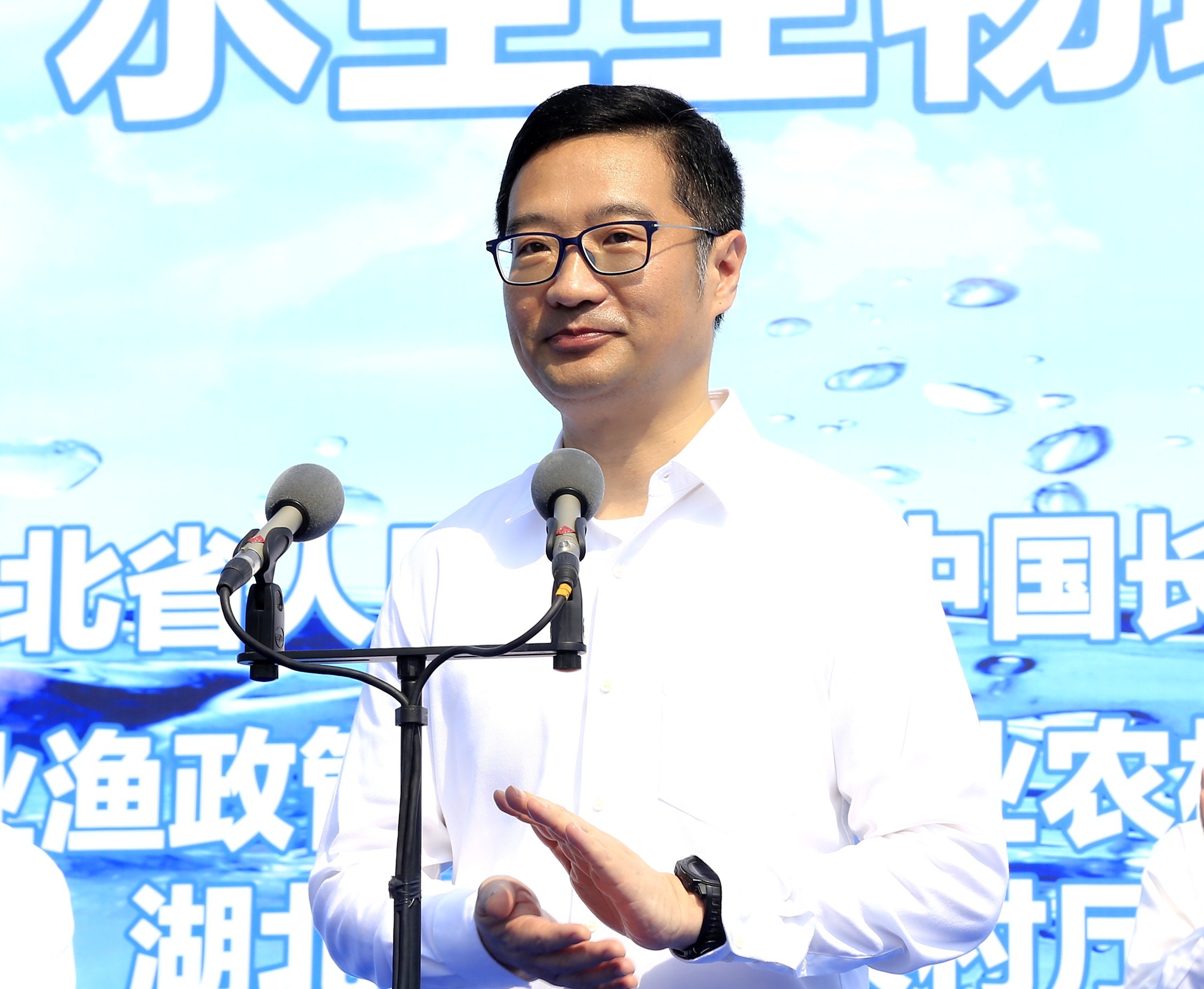 湖北省副省长宁咏宣布放流活动开始 (杨林 摄)