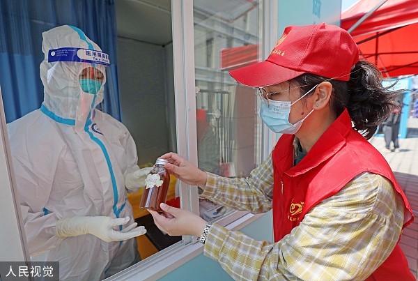 杭州社区志愿者自制酸梅汤，为防疫工作者解暑送清凉。 人民视觉 图