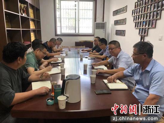 片区组团开会场景。 掌起镇供图