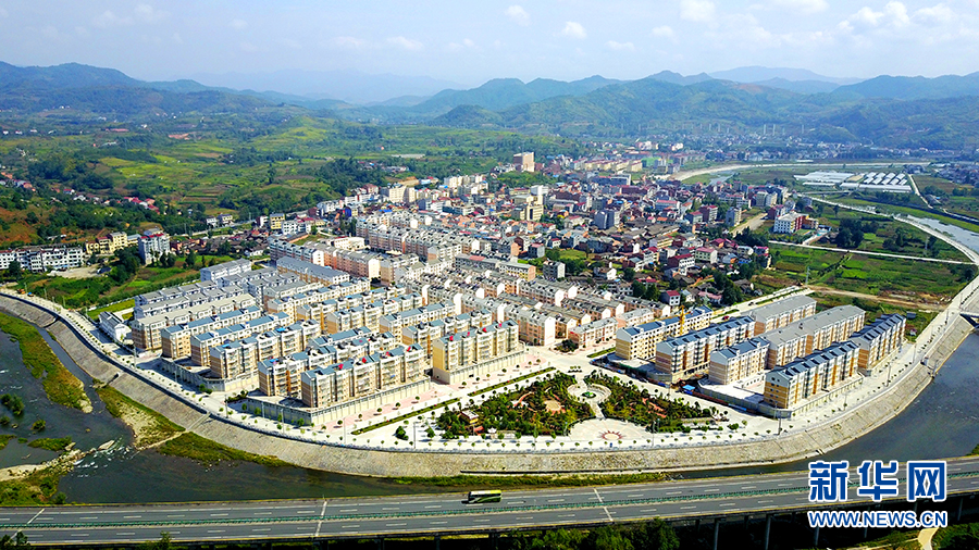 无人机视角下的石泉池河金蚕小镇