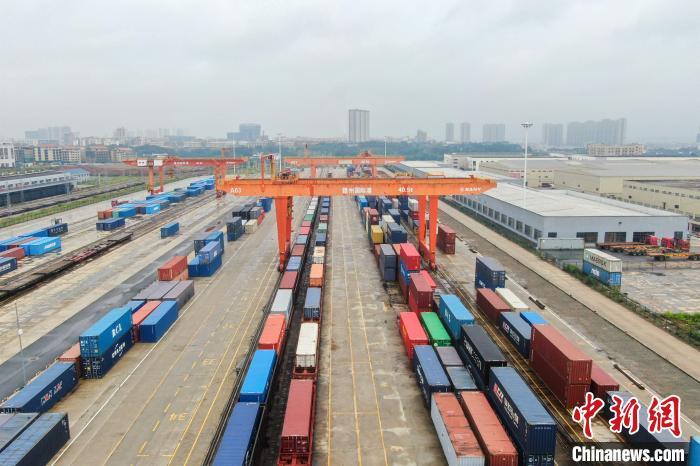 航拍位于江西赣州南康区的赣州国际陆港,一派繁忙景象。 刘力鑫 摄