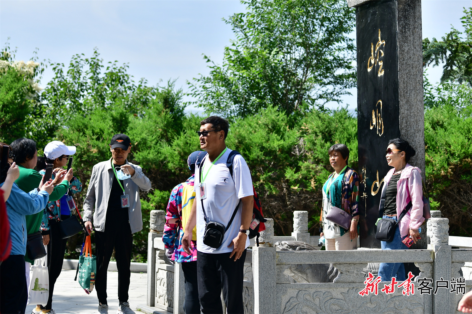 在“崆峒碑”前合影留念
