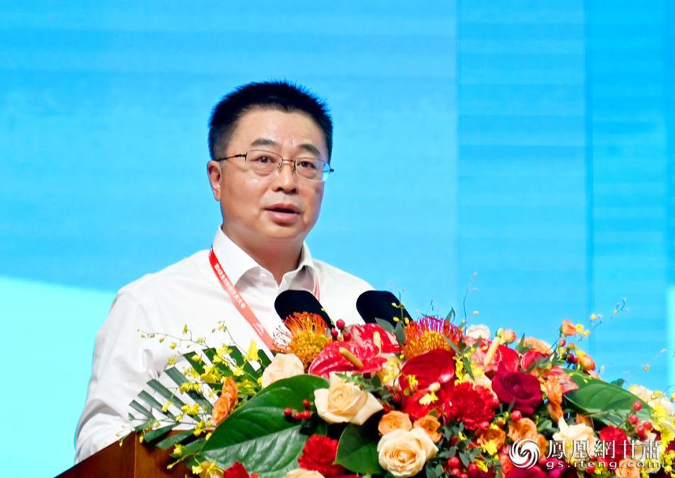 金川集团总经理,党委副书记李尚勇主持会议 李德宇 摄