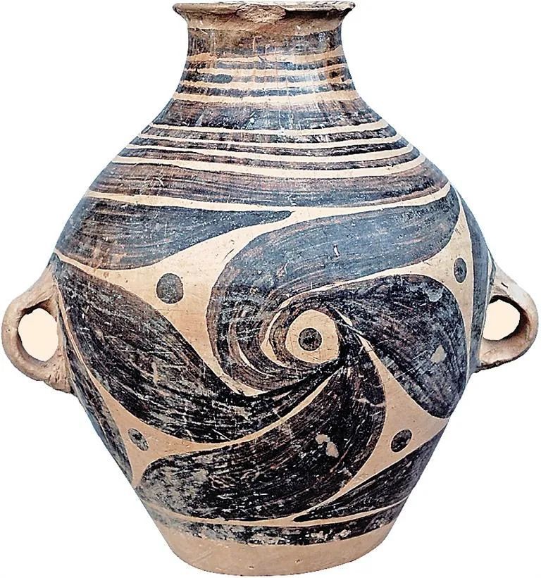 马家窑文化石岭下类型旋纹彩陶壶