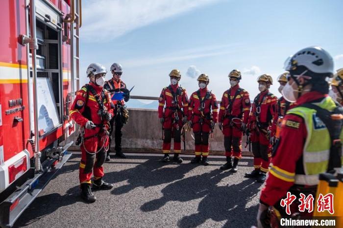 参赛队员领受任务后分组和分析救援现场情况。　刘忠俊 摄