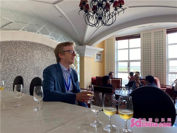 烟台格外好外国友人走进蓬莱品佳酿赏仙境