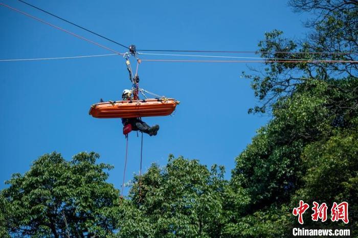 山岳高角度救援比赛现场。　刘忠俊 摄