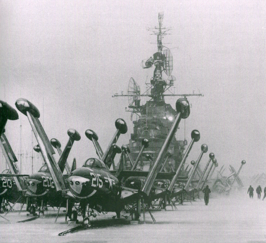 1950年11月，在朝鲜东海岸执行支援第十军任务的“菲律宾海”号航母。