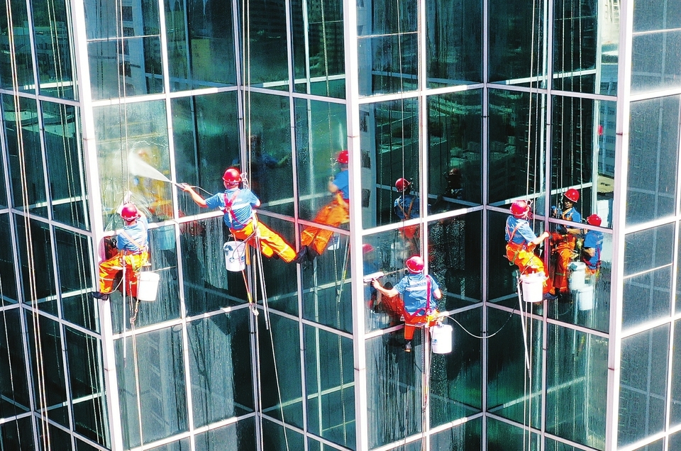 高空作业扮靓城市