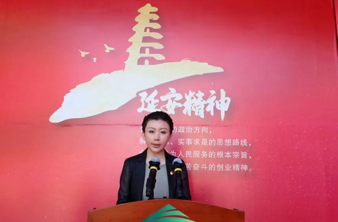 中国延安精神研究会推广大使、中组部《攻坚克难案例》项目组负责人李冉冉宣读《中国延安精神研究会关于成立“金川集团新时代延安精神研究中心”的回复函》