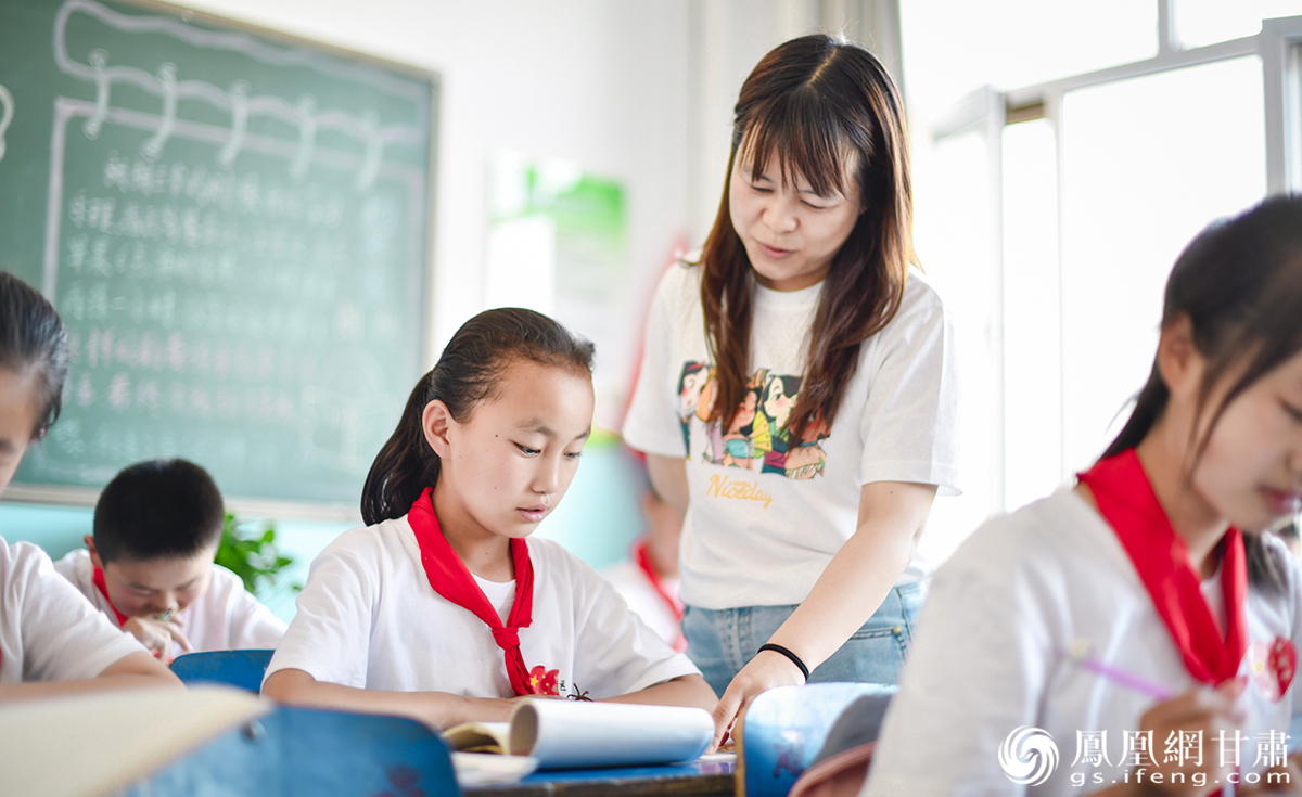 金昌市第三小学双湾校区的学生们在老师的指导下学习 杨艺锴 摄