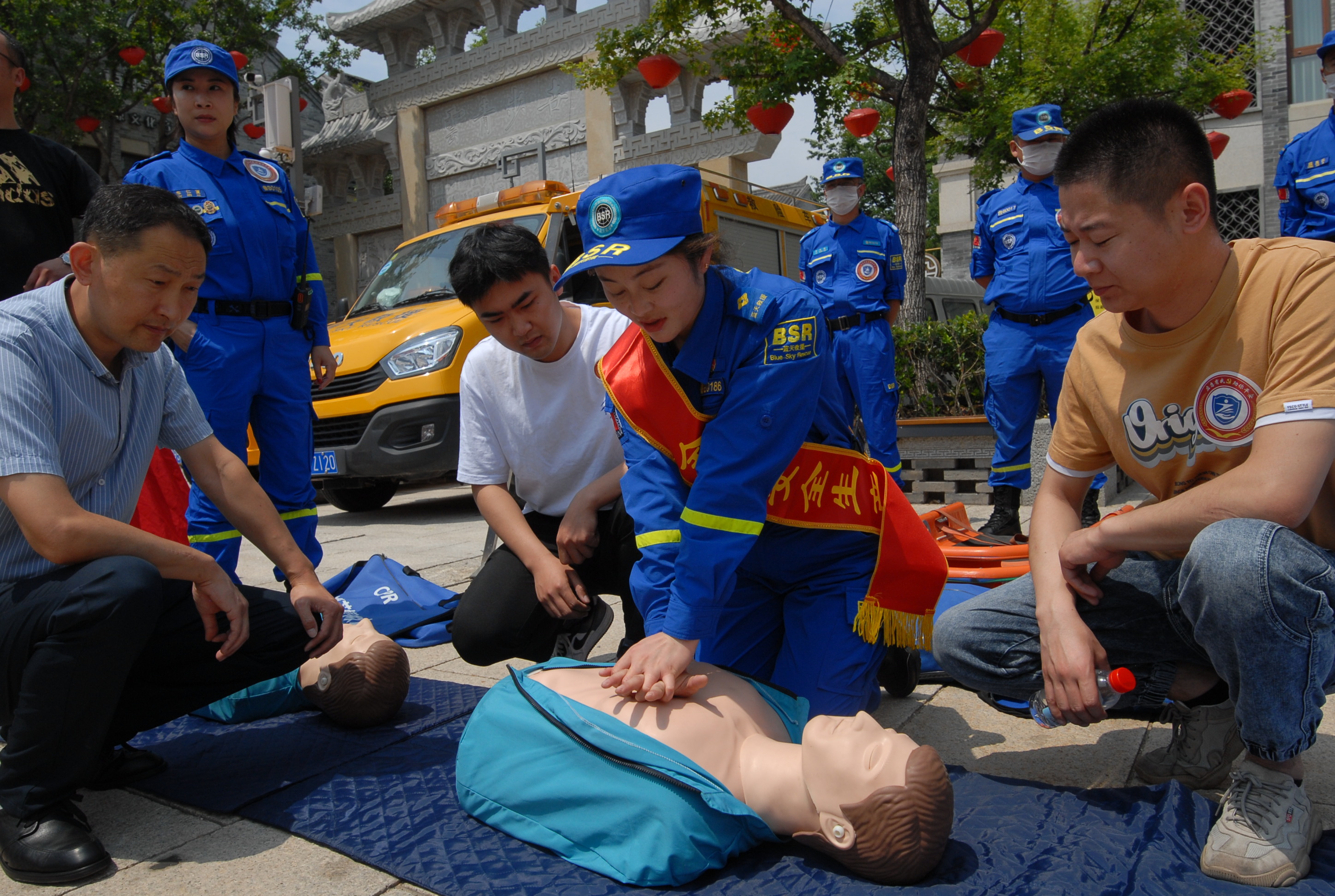 6月16日,山东省青岛市即墨区蓝天救援队的队员在给市民做心脏复苏演示