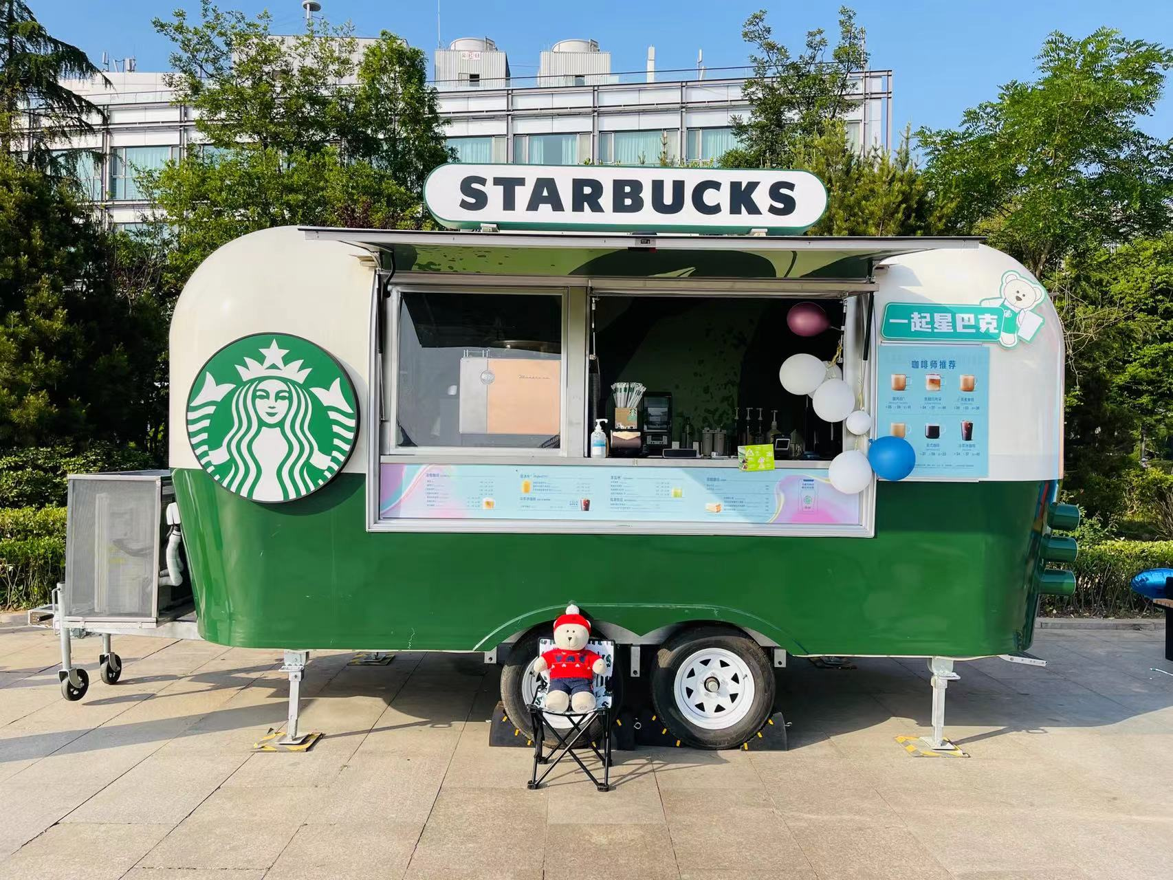 限时供应夏日美好星巴克移动咖啡车首次亮相青岛