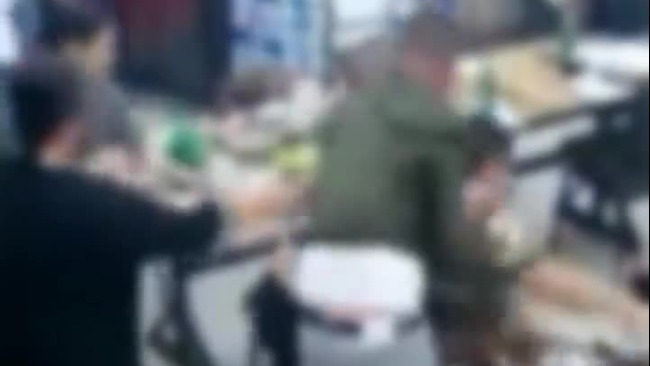 目击者还原唐山打人事件：看到有人打110 施暴者大喊“快跑”逃窜