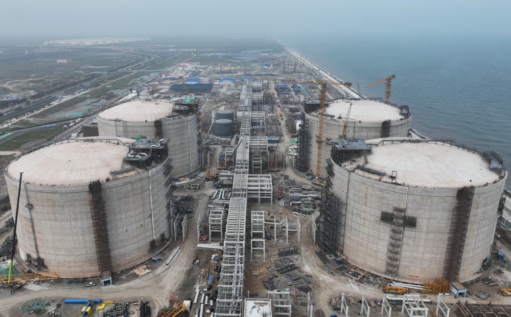 工人在唐山市曹妃甸区拍摄的新天LNG（液化天然气）项目建设工地（无人机照片）。