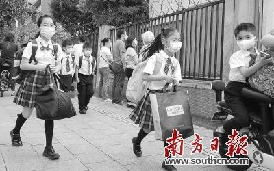 近年来，广州出台多项政策持续推进义务教育优质均衡发展。图为广州小学生走在上学路上。 新华社发