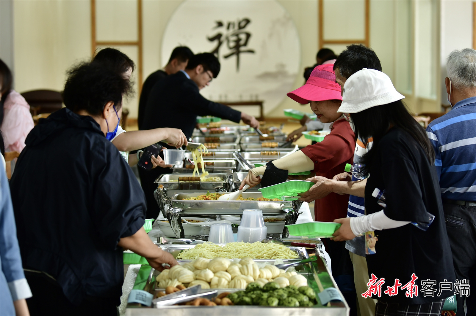 在“聚仙斋”里品尝营养美味的素菜