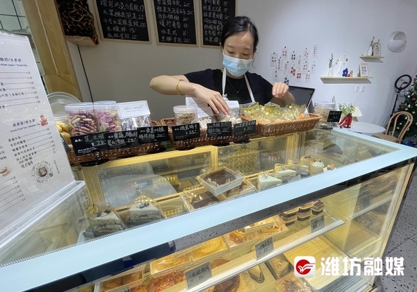 周培玉正在工作。