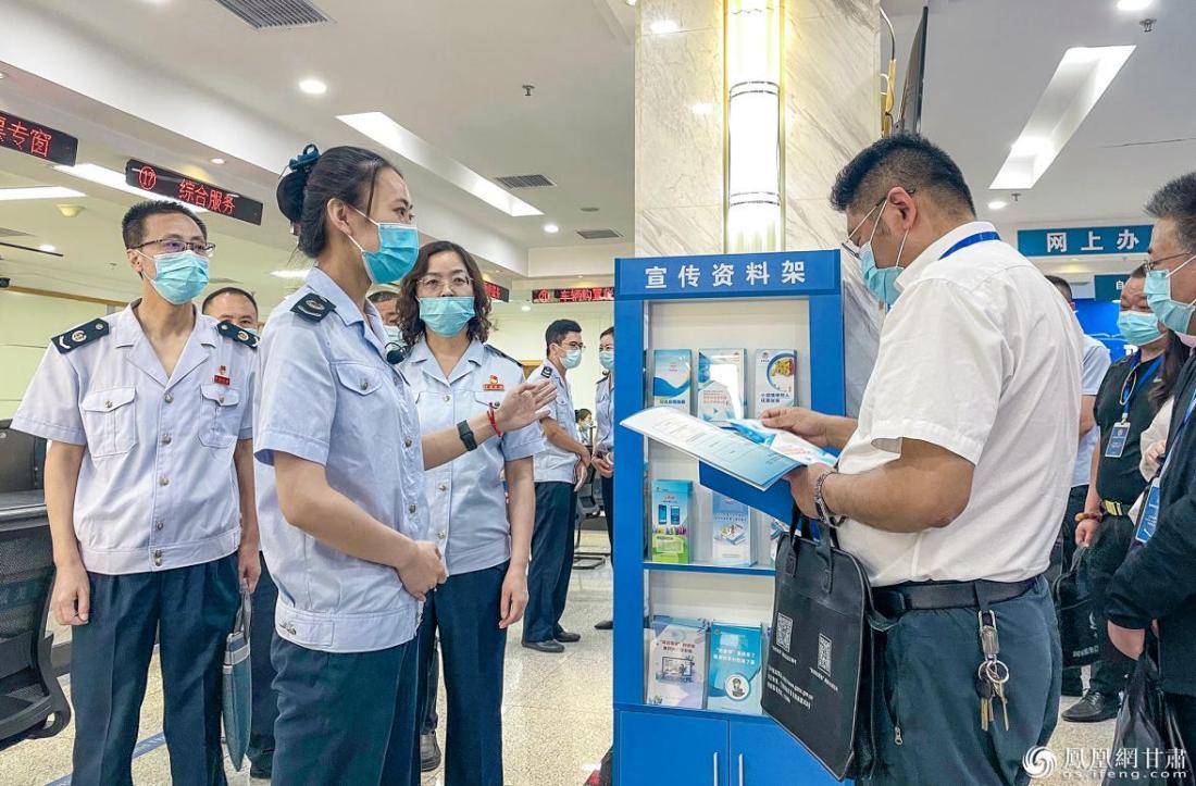 税务工作人员为“税费服务体验师”解读增值税留抵退税办税政策 张雪媛 摄