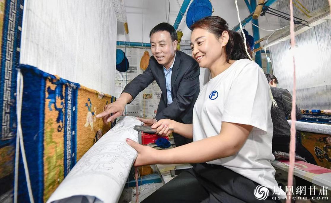 王玉庭（左）指导女工制作地毯 杨艺锴 摄