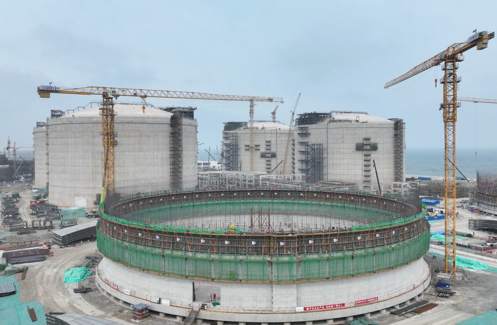 工人在唐山市曹妃甸区拍摄的新天LNG（液化天然气）项目建设工地（无人机照片）。