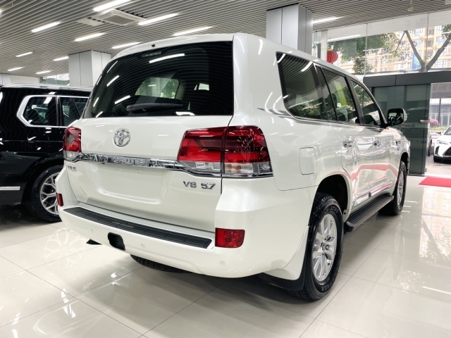 2021款丰田陆巡5700港口最新报价145万