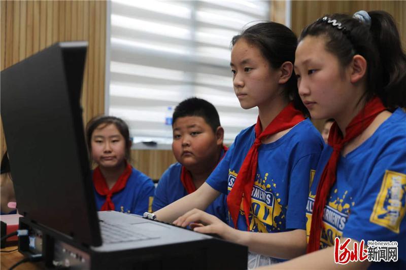 图为“主控师”在河北省张家口市桥东区五一路小学电影拍摄现场电脑抠像。