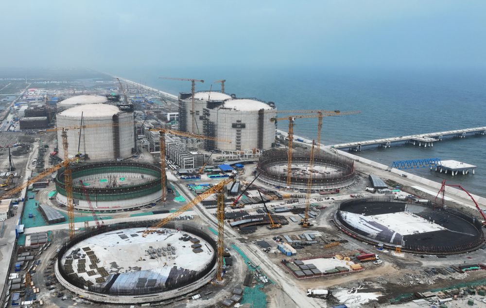 工人在唐山市曹妃甸区拍摄的新天LNG（液化天然气）项目建设工地（无人机照片）。