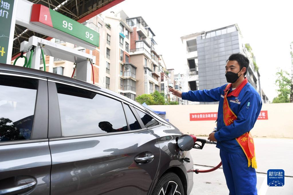 6月14日，贵州省贵阳市一加油站工作人员在为汽车加油。新华社发（邓刚 摄）