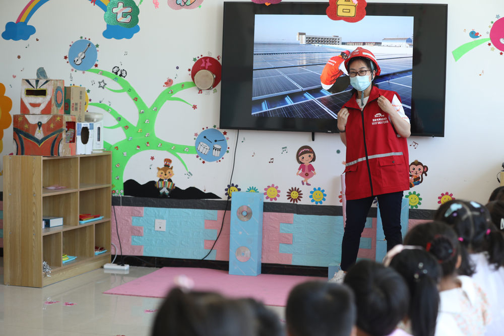 在河北省高碑店市方官镇中心幼儿园，高碑店市供电公司工作人员为孩子们讲解光伏发电知识。 马凯摄
