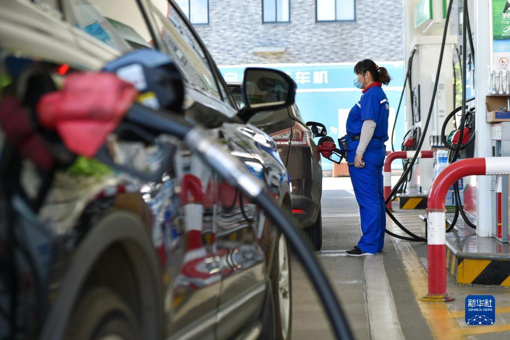 6月14日，江苏省南京市一加油站工作人员在给汽车加油。新华社发（方东旭 摄）