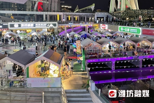 热闹火爆的凤溪地万物集夜市。