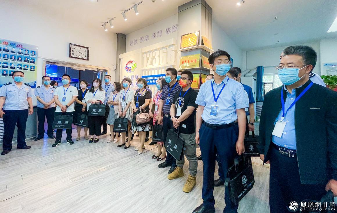 “税费服务体验师”现场体验各类税费问题咨询受理及解答办理流程 张雪媛 摄