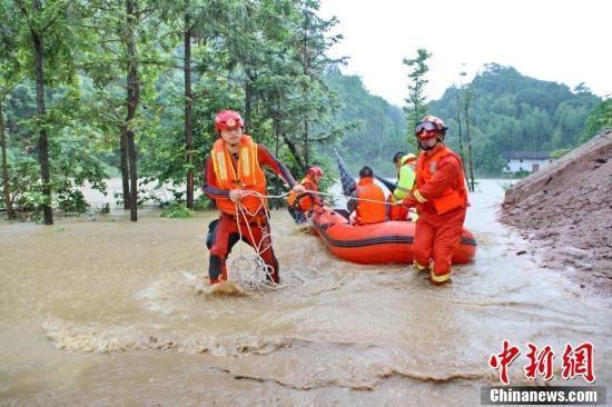 图为6月4日，江西省赣州市崇义县消防救援大队消防员在丰州乡转移被困群众。（资料图）　朱海鹏　摄