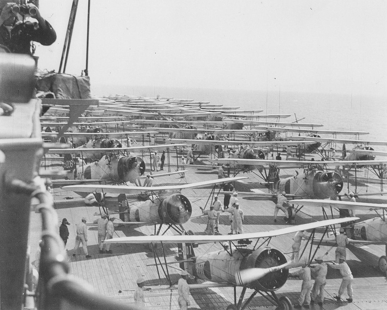 1937年，“加贺”号航母甲板上等待出击的舰载机群