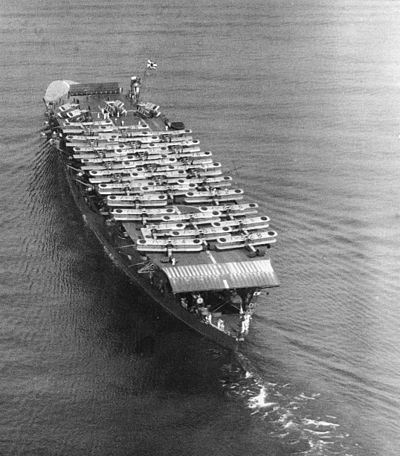 满载战机的“加贺”号航母，其参与“一二八事变”时即为此三段式甲板结构