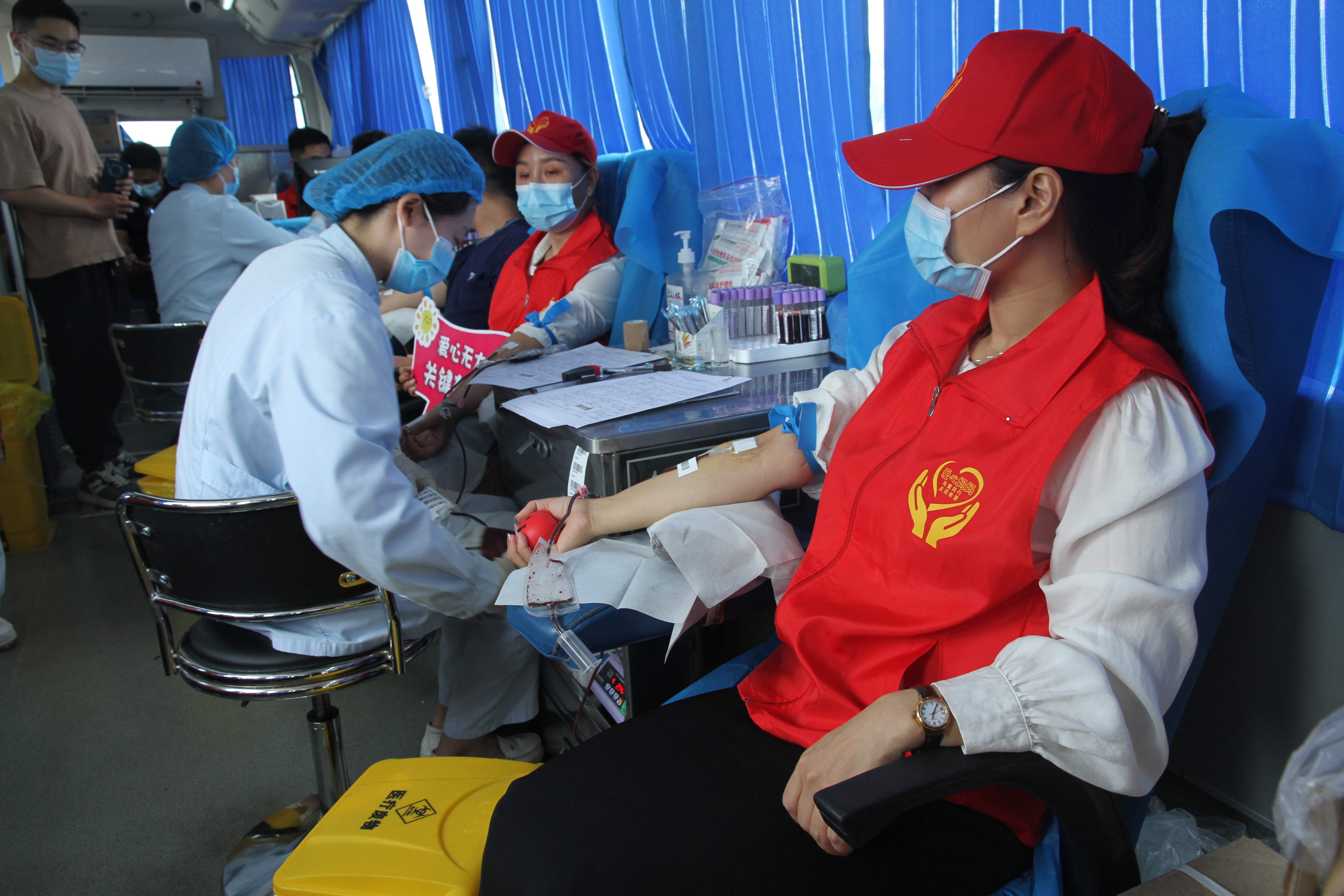 别样红商丘市帮扶商丘好人协会组织爱心妈妈志愿者开展无偿献血活动