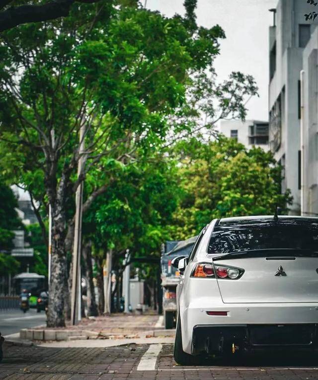 用三菱翼神来圆童年时的evo梦翼神跑不快那就玩姿态